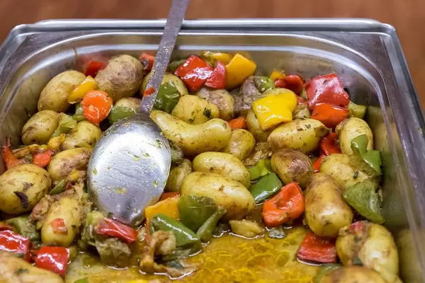 Neue Pellkartoffeln mit buntem Paprika-Curry in einem Wärmebehälter beim Mittagsbüfett im AXA-Gebäude Köln, während des Barcamps OMWest19