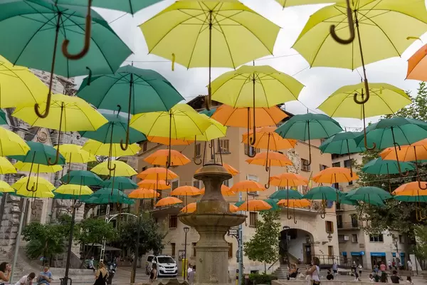 Neue Sehenswürdigkeit in Sóller: grüne, gelbe und orangene Regenschirme. Kunst von Víctor Balaguer