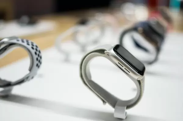 Neue, silberne Apple Watch auf Ständer in Verkaufsauslage mit Schärfentiefe