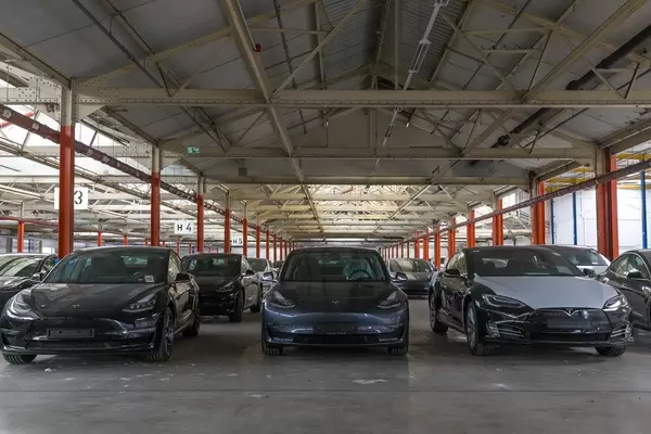 Neue Tesla Model 3 Elektroautos im Teslalager in Neuss, Deutschland