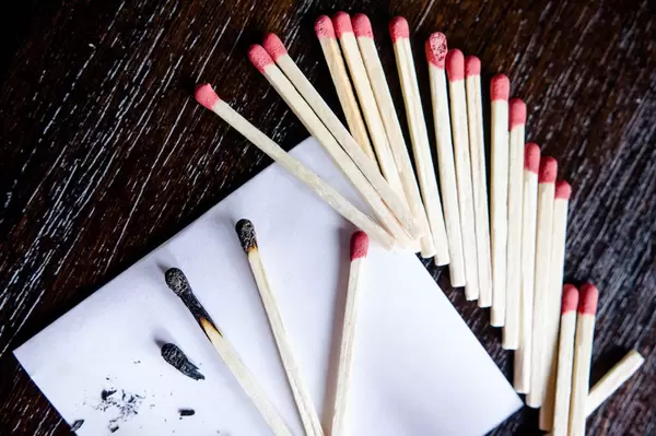 Neue und abgebrannte Streichhölzer