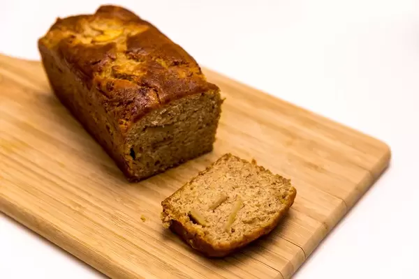 Neue Werte Bananebrot mit Apfel und Zimt serviert zum Verspeisen