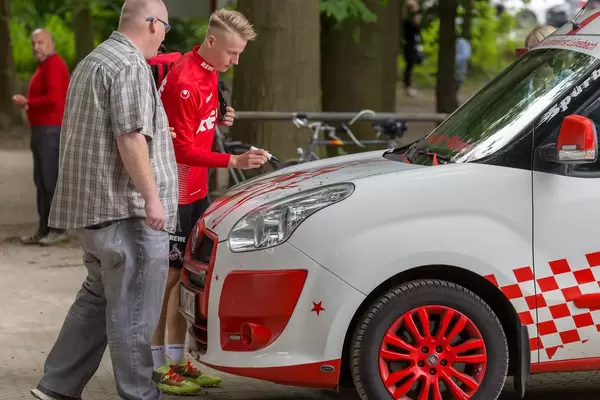 Neuer 1. FC Köln Spieler unterschriebt ein Auto