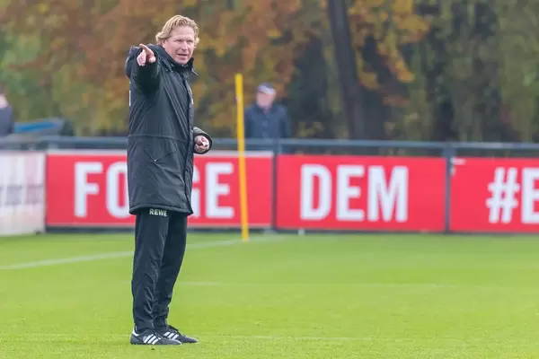Neuer Cheftrainer Markus Gisdol dirigiert am Seitenrand