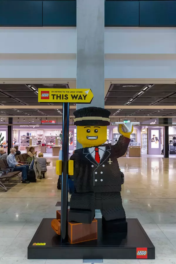Neuer Flughafen BER: die Lebensgroße LEGO-Figur eines Piloten als LEGO Store Werbung