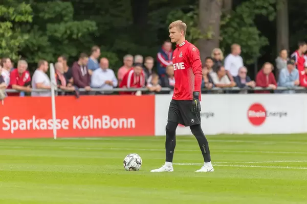 Neuer Torwart bereitet sich auf den Schuss vor