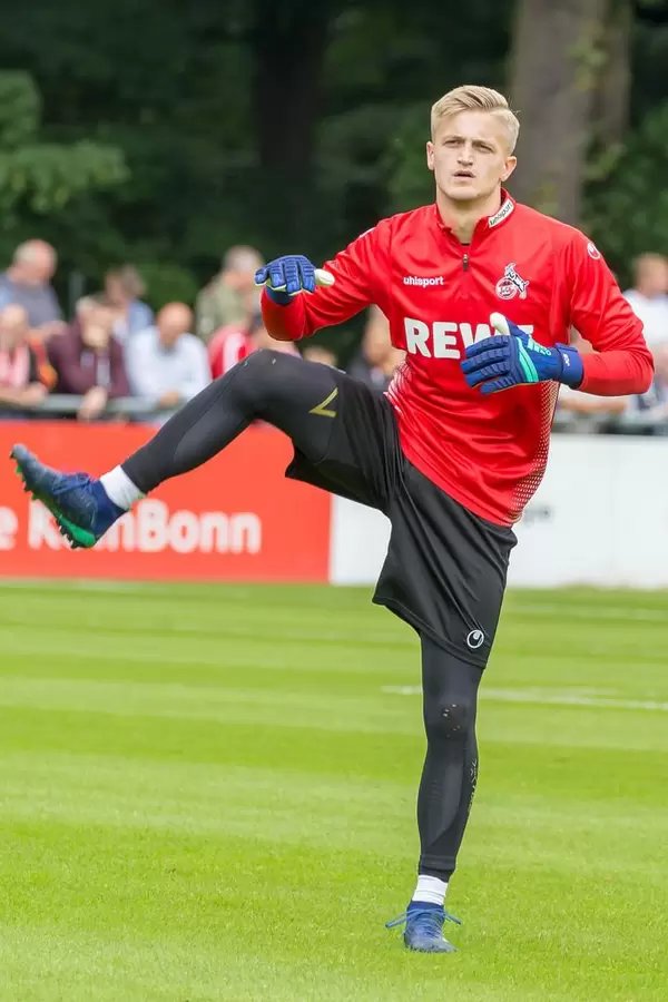 Neuer Torwart dehnt sich vor dem Training - 1. FC Köln Zugang 2018/2019