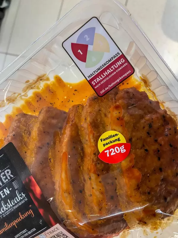 Neues Fleischlabel - Logo auf Fleischverpackung stellt den Haltungskompass nach gesetzlichen Standards dar.