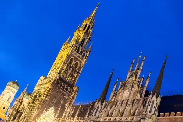 Neues Rathaus in München bei Nacht