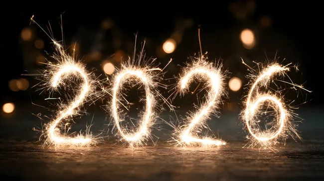Neujahrsfeuerwerk mit Wunderkerzen und Bokeh-Lichtern