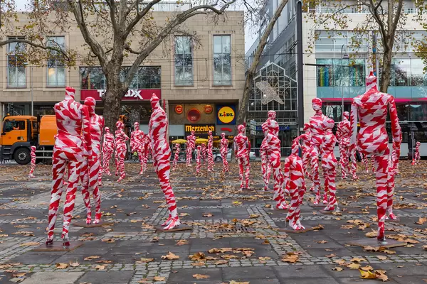 Neumarkt, Köln: Mannequins der "It is like it is" Installation von Kunststudent Dennis Josef Meseg