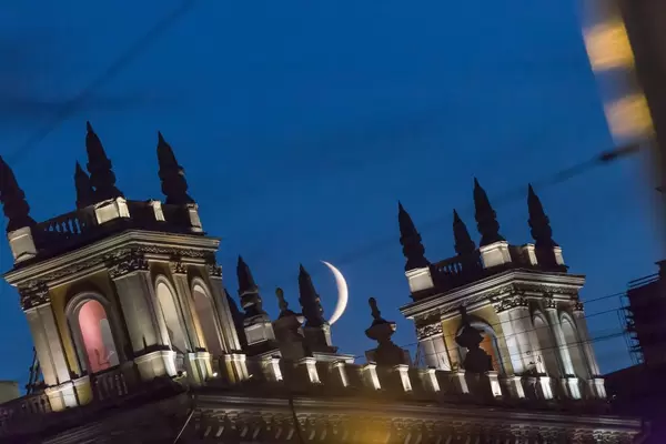 Neumond über den Dächern Moskaus