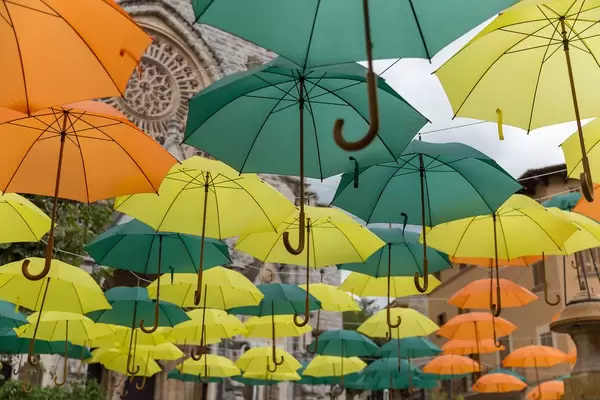 New tourist attraction in Sóller, Majorca: green, yellow and orange umbrellas. Víctor Balaguer's art