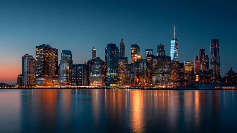 New York Skyline bei Sonnenuntergang mit Wasserreflexion