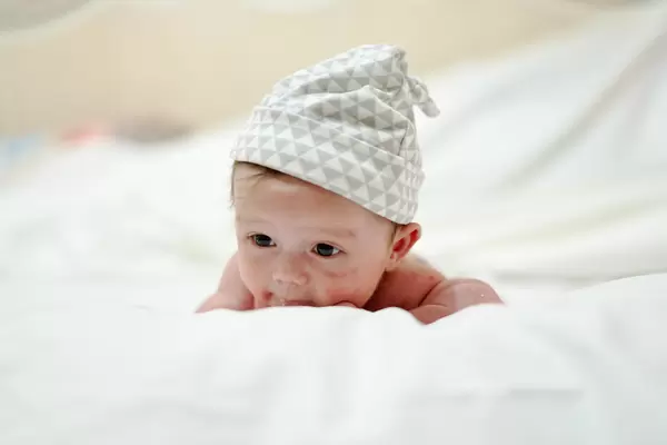 Newborn baby beginning to pick up his head on his own