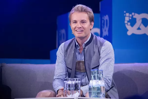 Nico Rosberg auf der Interview-Couch auf der Bühne