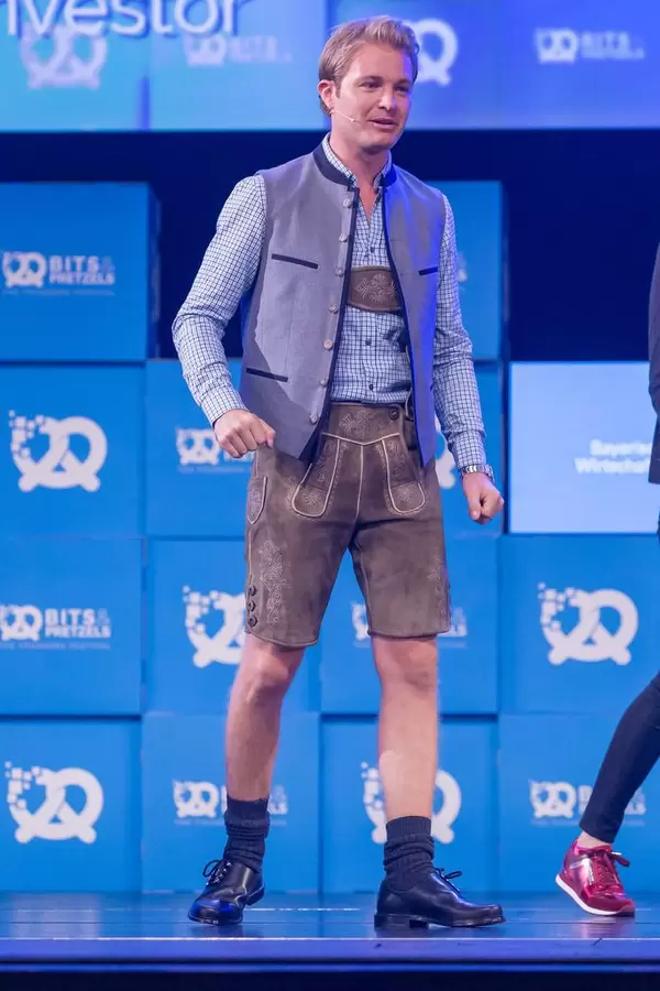 Nico Rosberg - ehemaliger Formel 1 Champion in Lederhosen und Weste auf einer Bühne