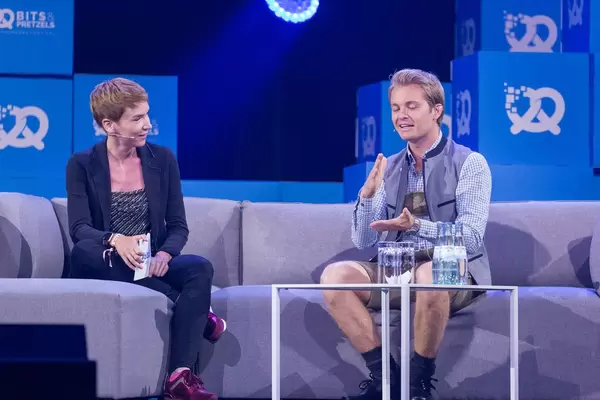 Nico Rosberg gestikuliert mit den Händen bei Interview