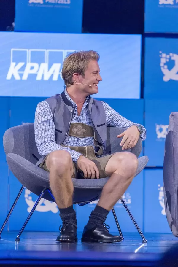 Nico Rosberg lacht mit seinen Co-Gästen