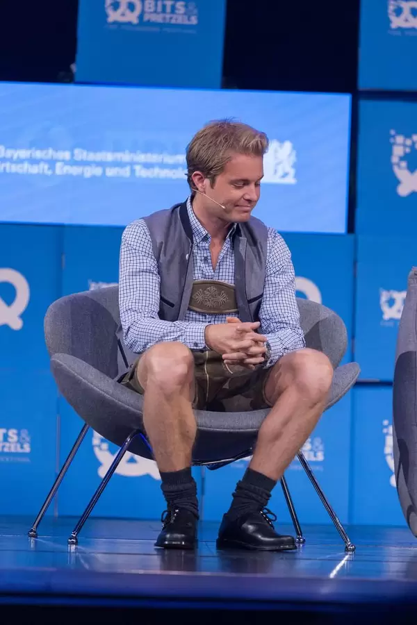 Nico Rosberg lauscht dem Gespräch