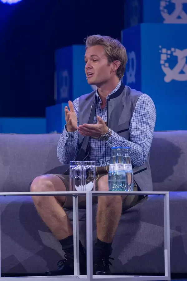 Nico Rosberg macht Handzeichen