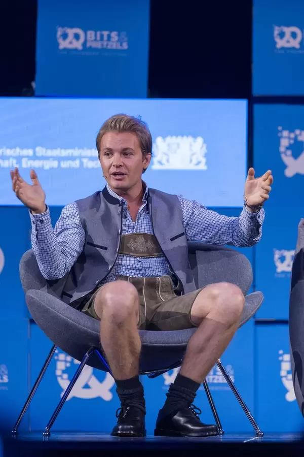 Nico Rosberg mit ausgebreiteten Armen auf rundem Sessel