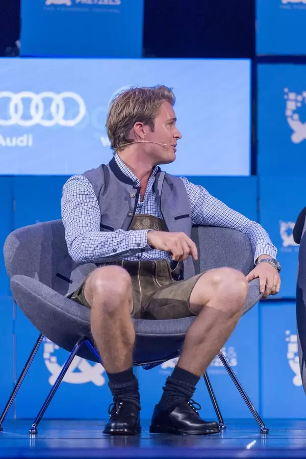 Nico Rosberg wendet sich seinem Nebenmann zu