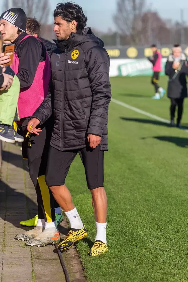 Nico Schulz and Mahmoud Dahoud meet the fans at the end of the Borussia Dortmund public training