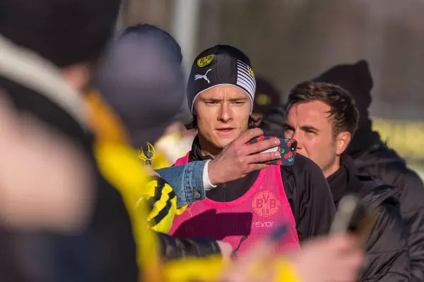 Nico Schulz macht ein Selfie mit Fans mit Mario Götze im Hintergrund beim öffentlichen BVB-Training