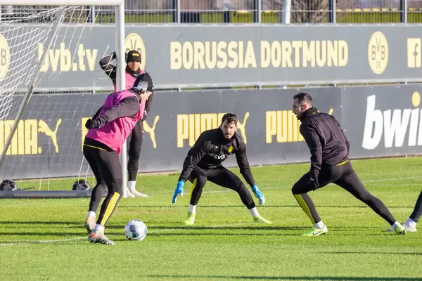 Nico Schulz, Paco Alcácer und Roman Bürki im Einsatz beim BVB Training