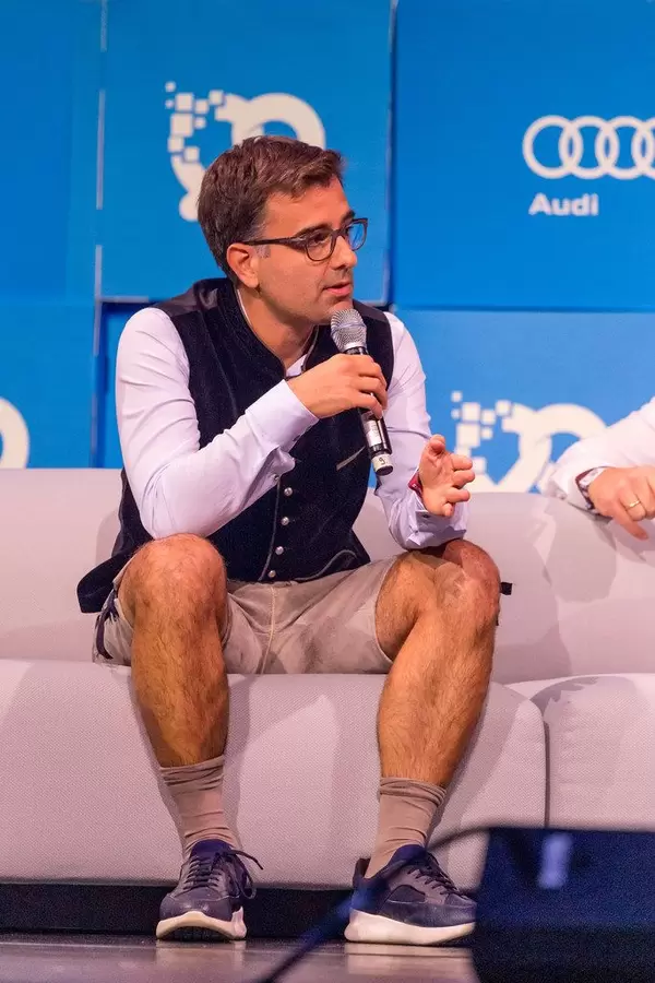 Nicolas Brusson, CEO und Co-Founder von BlaBlaCar, wird interviewt auf der Bits&Pretzels