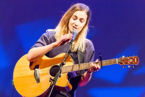 Niederländische Songschreiberin Marit Trienekens bei der TEDxVenlo 2017