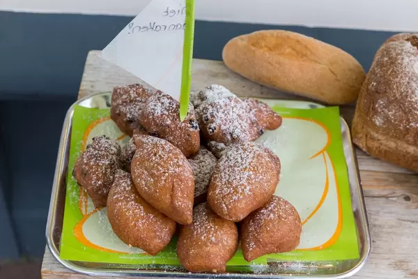 Niederländisches Gebäck "Oliebollen" mit Puderzucker