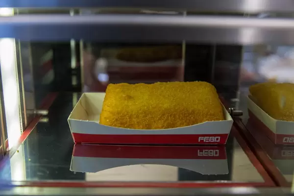 Niederländisches Kaassoufflé, frittierter Teig gefüllt mit geschmolzenem Käse in Snackautomat