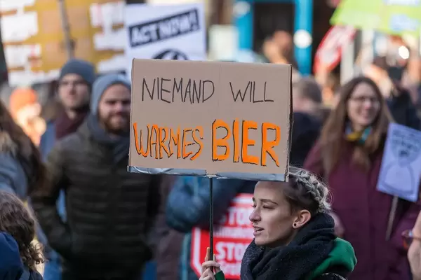 Niemand will warmes Bier als Aussage auf einem Demoplakat