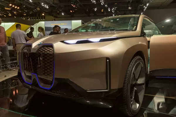 Nierengrill von BMW: zweigeteilter, abgerundeter Kühlergrill des E-Autos Vision iNext