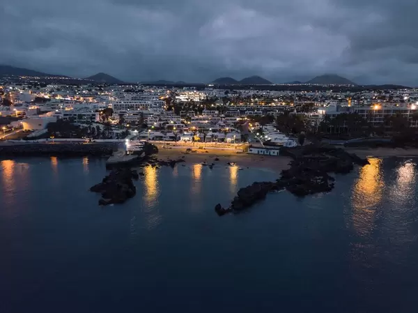 Night reflection of resort city in the ocean / Nachtreflexion der Urlaubsstadt im Ozean