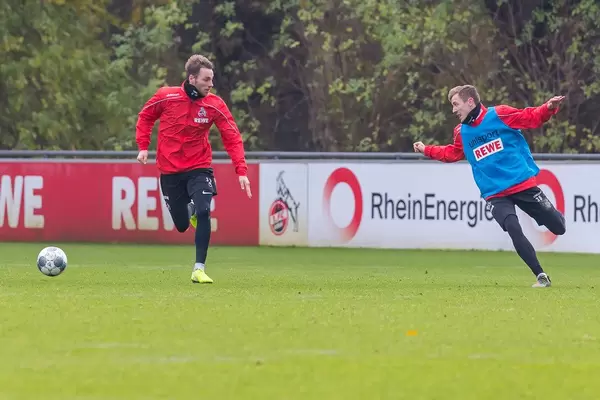 Niklas Hauptmann und Darko Churlinov im Laufduell um den Ball