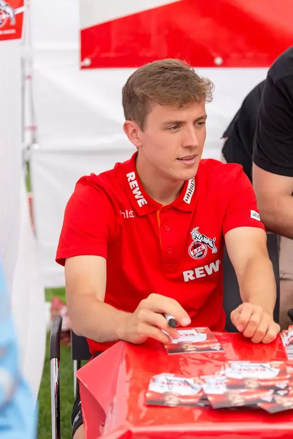 Niklas Hauptmann während der Autogrammstunde