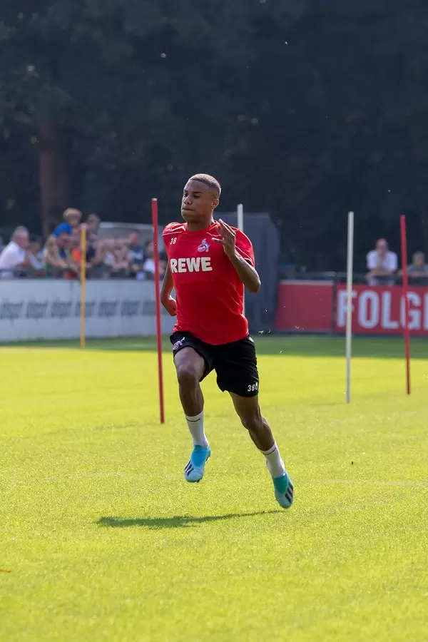 Nikolas Nartey beim Lauftraining während der Fußballtrainingseinheit