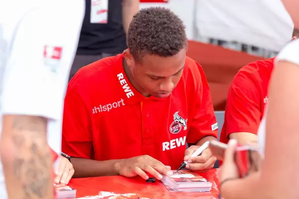Nikolas Nartey gibt Autogramme bei der Saisoneröffnung 2018/2019