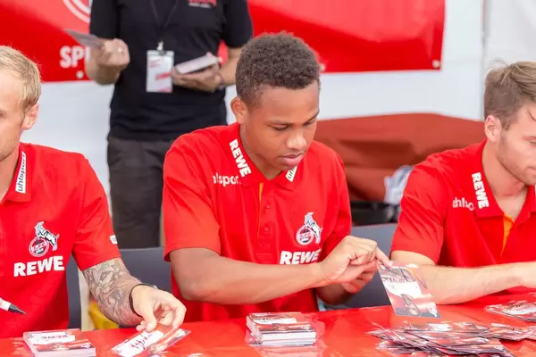 Nikolas Nartey signiert Autogrammkarten