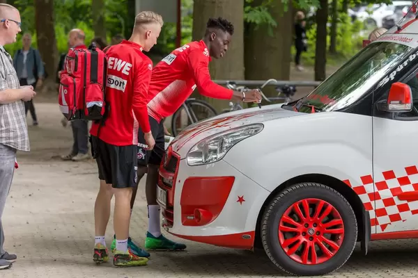 Nikolas Nartey signiert ein Auto