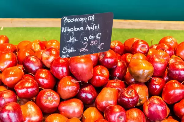 Nikolaus Äpfel im Supermarkt