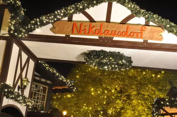 Nikolausdorf: Weihnachtsmarkt am Rudolfplatz, Köln