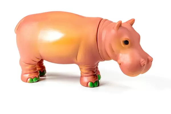 Nilpferd-Spielzeug aus Kunststoff vor weißem Hintergrund