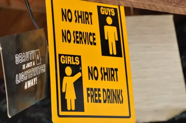 No Shirt Schild: Diskriminierung von Männern