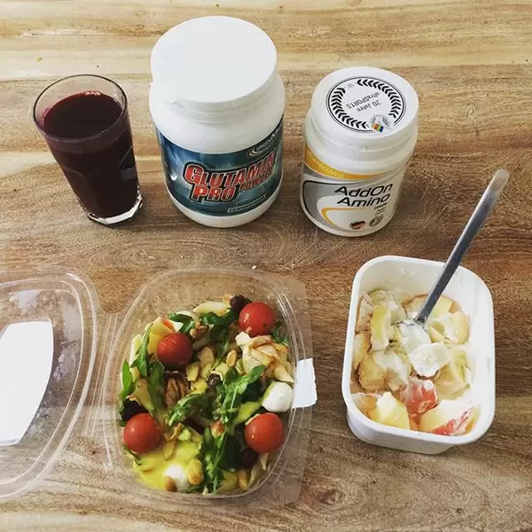 Noch 16 Tage bis zum #berlinmarathon. So sieht die Regeneration nach meinem 21km Nüchternlauf aus. Bis auf das Arginin alles lecker. Rote Beete ist natürlich Geschmackssache. ??#Quark #rotebeete #salat #arginin #sports #healthy #instafood