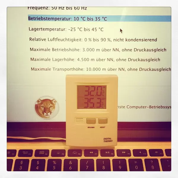 Noch 3 Grad und meinem MacBook wird's zu viel. :) #macbook #gluthitze #office #summer #cologne #hot