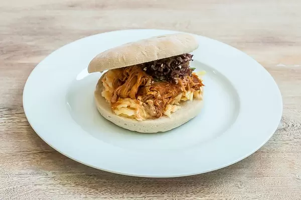 Nordamerikanische Landesspezialität im weißen Brötchen